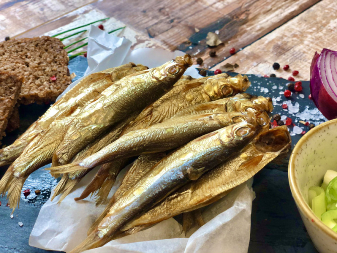 Sprotten in Holzkiste
